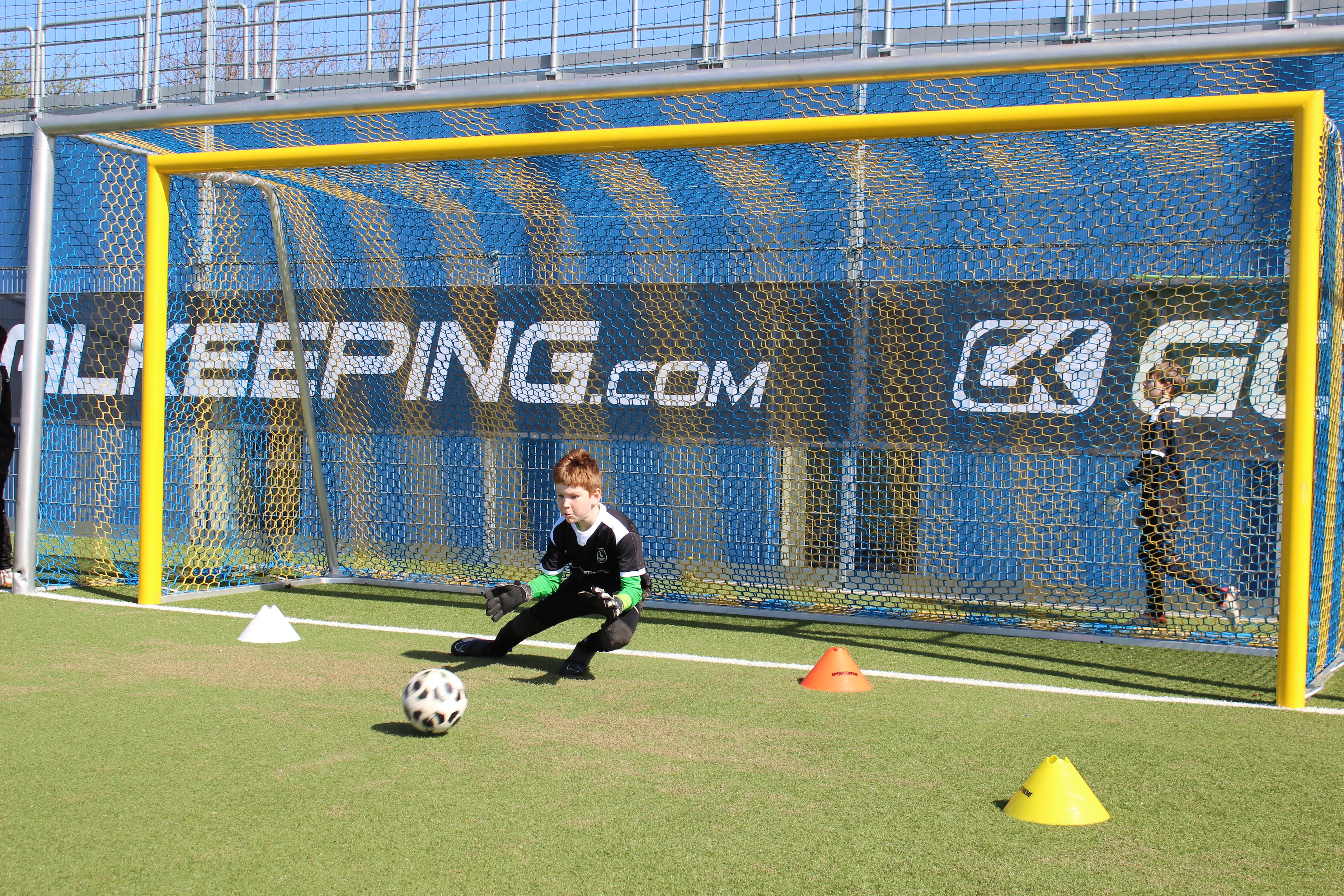 Torwartcamps Ostern 2024: junge Torhüter beim Training