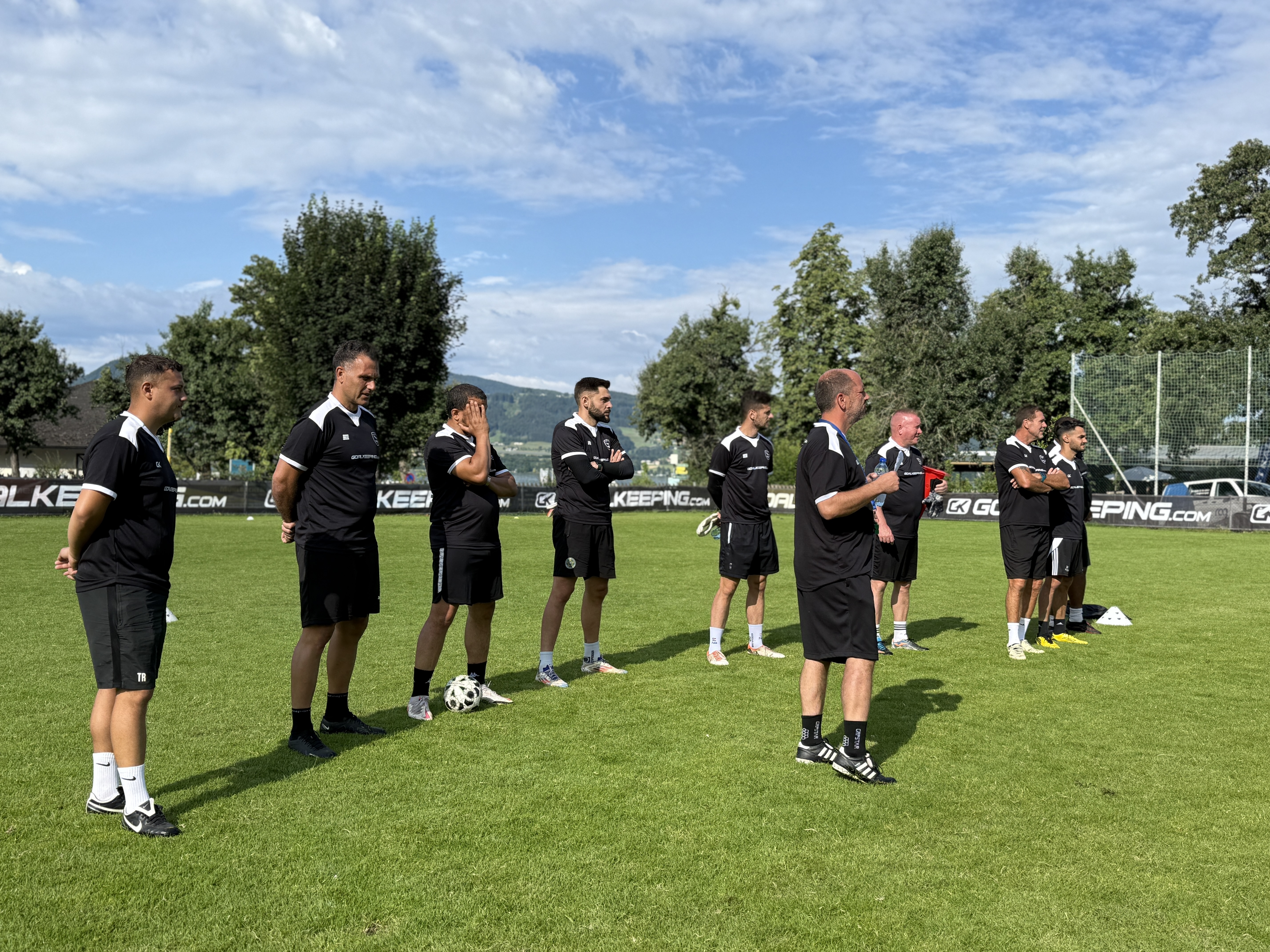 Gruppenbild der Teilnehmer und Trainer des PRO ELITE Torwartcamps am Attersee