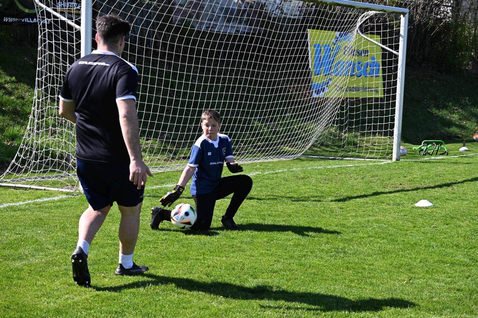 Gruppe von Torhütern beim Training in Villach