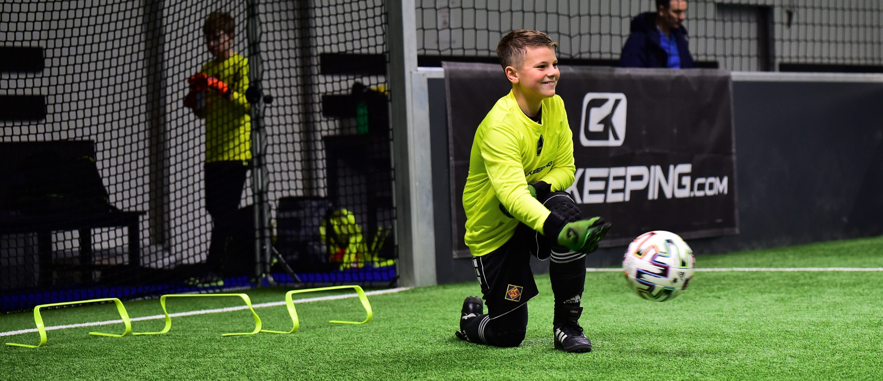Junge Torhüter beim Training während der Goalkeeping.com Christmas Tour 2022
