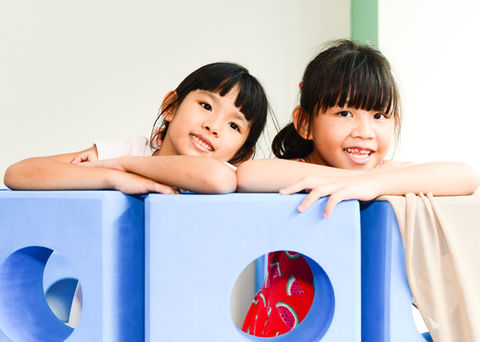 2 little girls with blue blocks