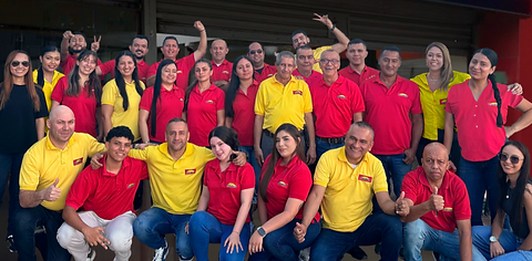 Equipo de trabajo siempre sirviendo con el alma.