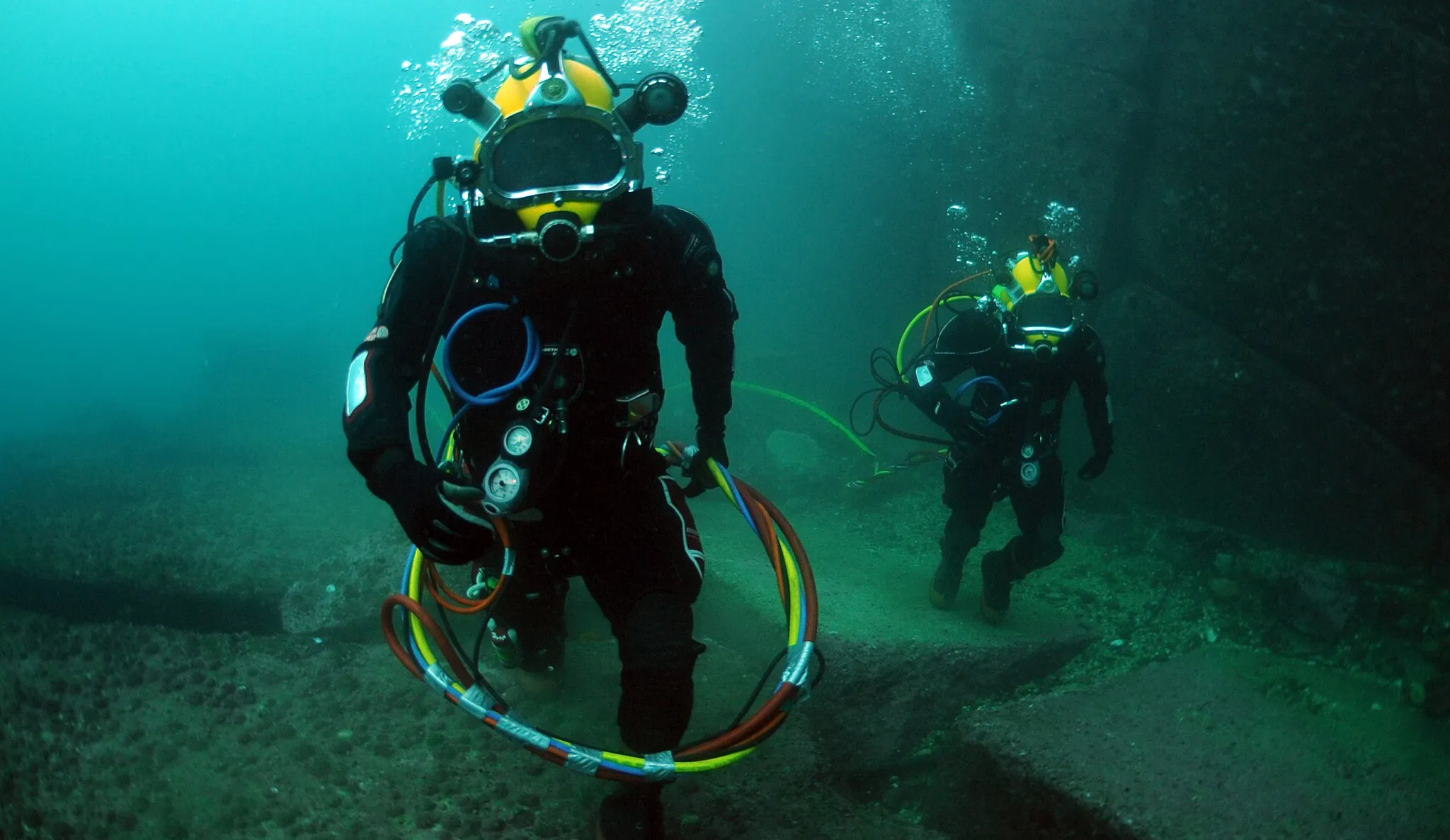 us_navy_110629-n-xd935-058_chilean_navy_divers_walk_along_the_ocean_floor_during_diving_op