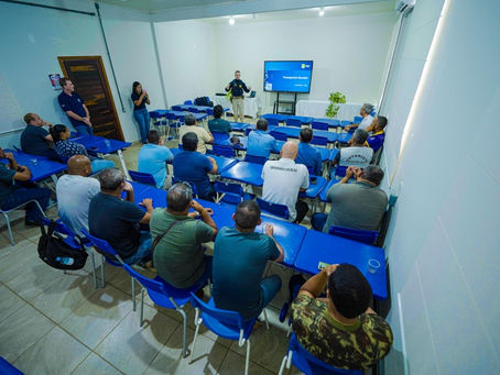 Motoristas do transporte escolar da rede municipal participam de ação orientativa sobre o trânsito