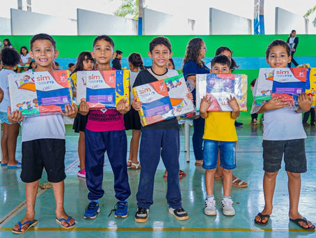 9.950 kits de material estruturado são entregues aos estudantes da rede municipal de Lucas do Rio Verde