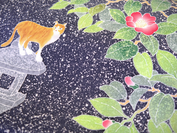椿の花と灯篭とシロチャ猫を描いた蝋吹雪染め名古屋帯。大村幸太郎ｘねこときぬ謹製