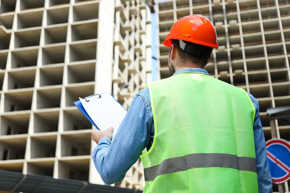 Ingénieur BTP avec casque et gilet fluorescent contrôlant un chantier de démolition à Paris