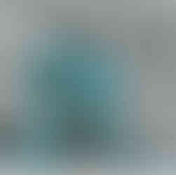 Bambini del paese di Ulassai in Sardegna che reggono il nastro azzurro per la performance di Maria Lai.