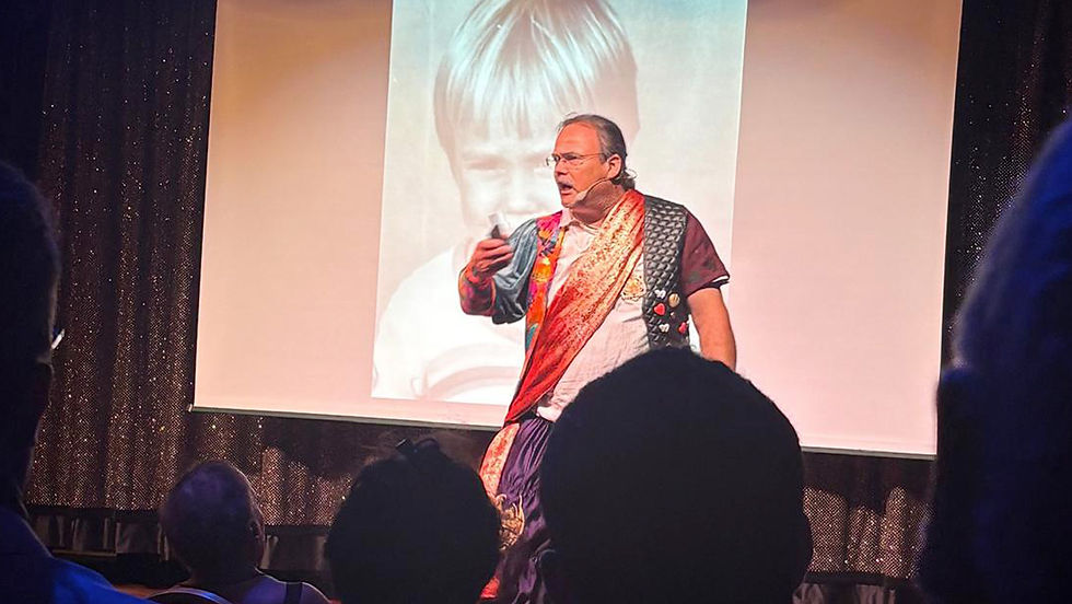 alexis desjeux et son costume qui incarne nos différences de genre, de culture, de couleur de peau... lors de sa conférence pour séminaire d'entreprise sur l'assertivité