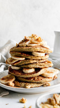  Banana-Topped Vegan Pancakes 