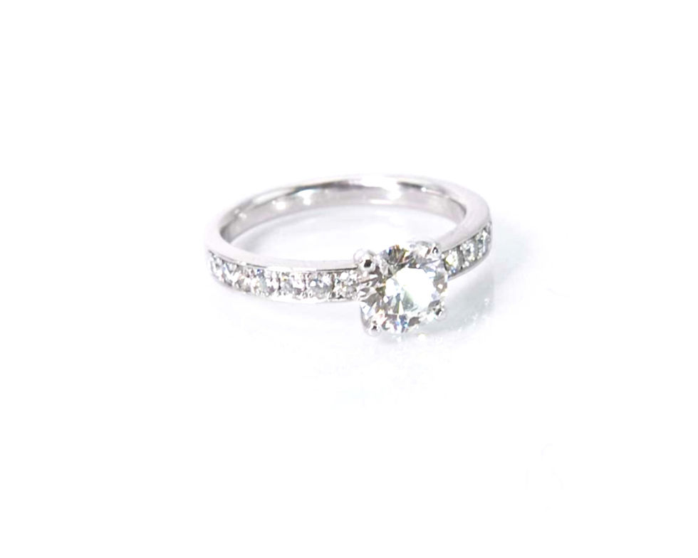 Anello "solitario" oro bianco diamante centrale e diamanti sul gambo