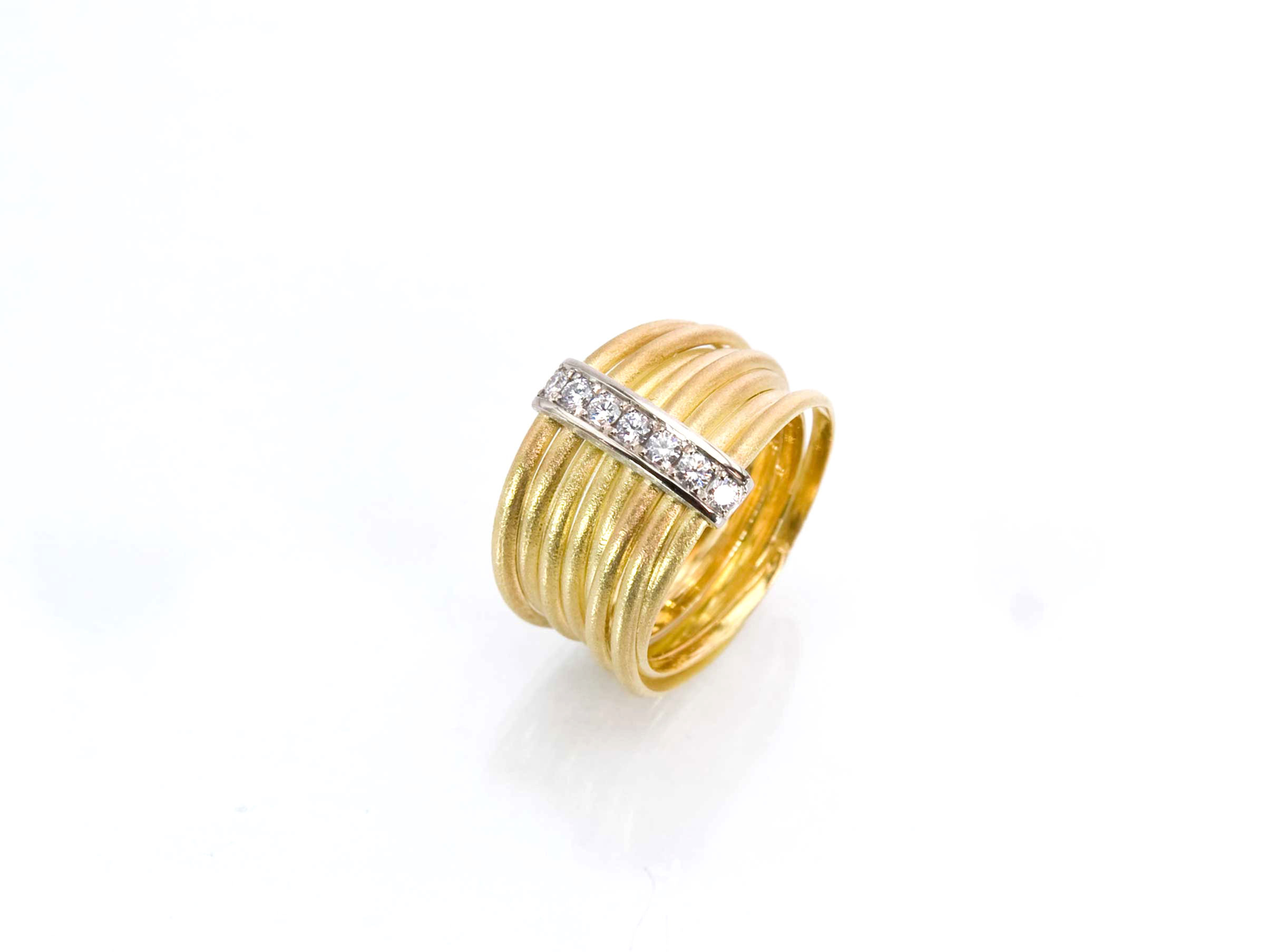 Anello largo oro giallo striscia oro bianco 7 diamanti totale 0.20 carati