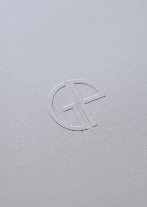 Hochzeitspapeterie von atelier 8048 Nina Ruchti, in Grau- und Beigetönen, mit Initialen in Blindprägung, Set bestehend aus Hochzeitseinladungen Save the Date Dankeskarte Namenskarte Menufolder, fotografiert von Nora Brumm foundbyheart
