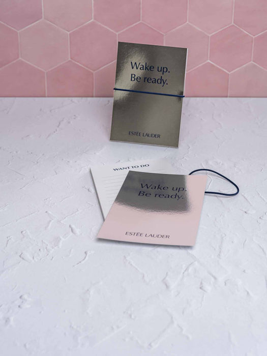 Papeterie von atelier 8048 Nina Ruchti, bedruckter Spiegel und Notizblock für Estée Lauder, mit Spiegeleffekt, fotografiert von Nora Brumm foundbyheart