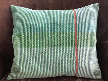 Handweben im Fadenwerk Uster, individuelle Auftragsarbeiten nach Kundenwunsch, weben nach Mass, Kissen