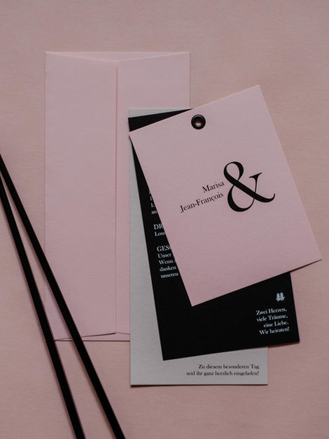 Hochzeitspapeterie von atelier 8048 Nina Ruchti, chinesisch inspiriert mit grossem &-Symbol, rosafarbenes Set bestehend aus Hochzeitseinladung Menu Barkarte und Namenskarten die an Essstäbchen befestigt werden, fotografiert von Nora Brumm foundbyheart