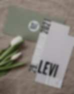 Geburtskarte von atelier 8048 by Nina Ruchti für Levi gedruckt in Zürich auf Graukarton mit Hello Baby Sticker