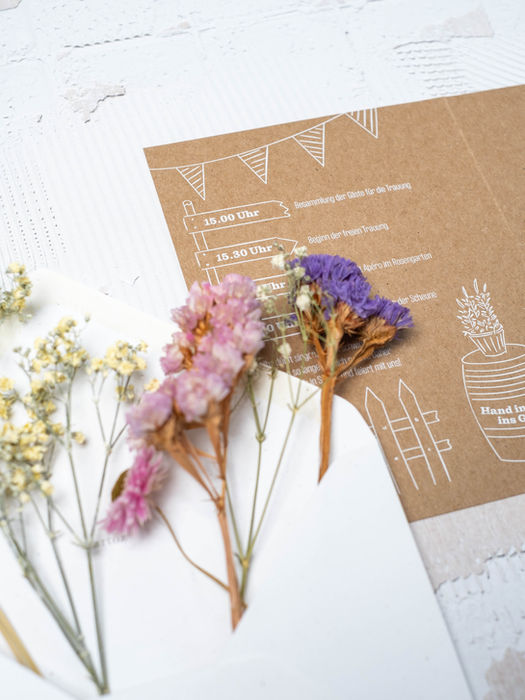 Hochzeitspapeterie von atelier 8048 Nina Ruchti, für eine Sommerhochzeit mit dem Motto Mittsommernachtsfest mit Trauung im Freien, mit vielen naturverbundenden, floralen Illustrationen, gedruckt in Zürich auf Recyclingpapier, fotografiert von Nora Brumm foundbyheart