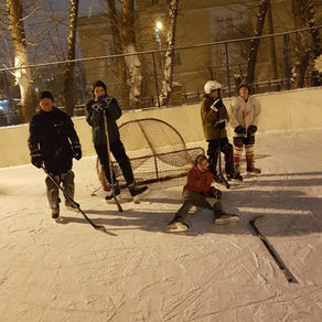 Отработка владения шайбой на тренировке по хоккею