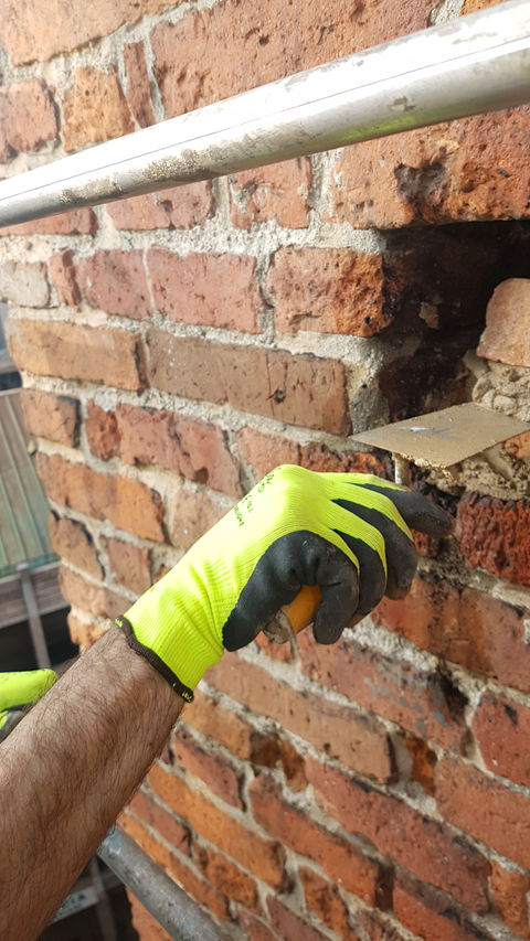 Tre foto da diverse distanze e angolature dell'operaio al lavoro