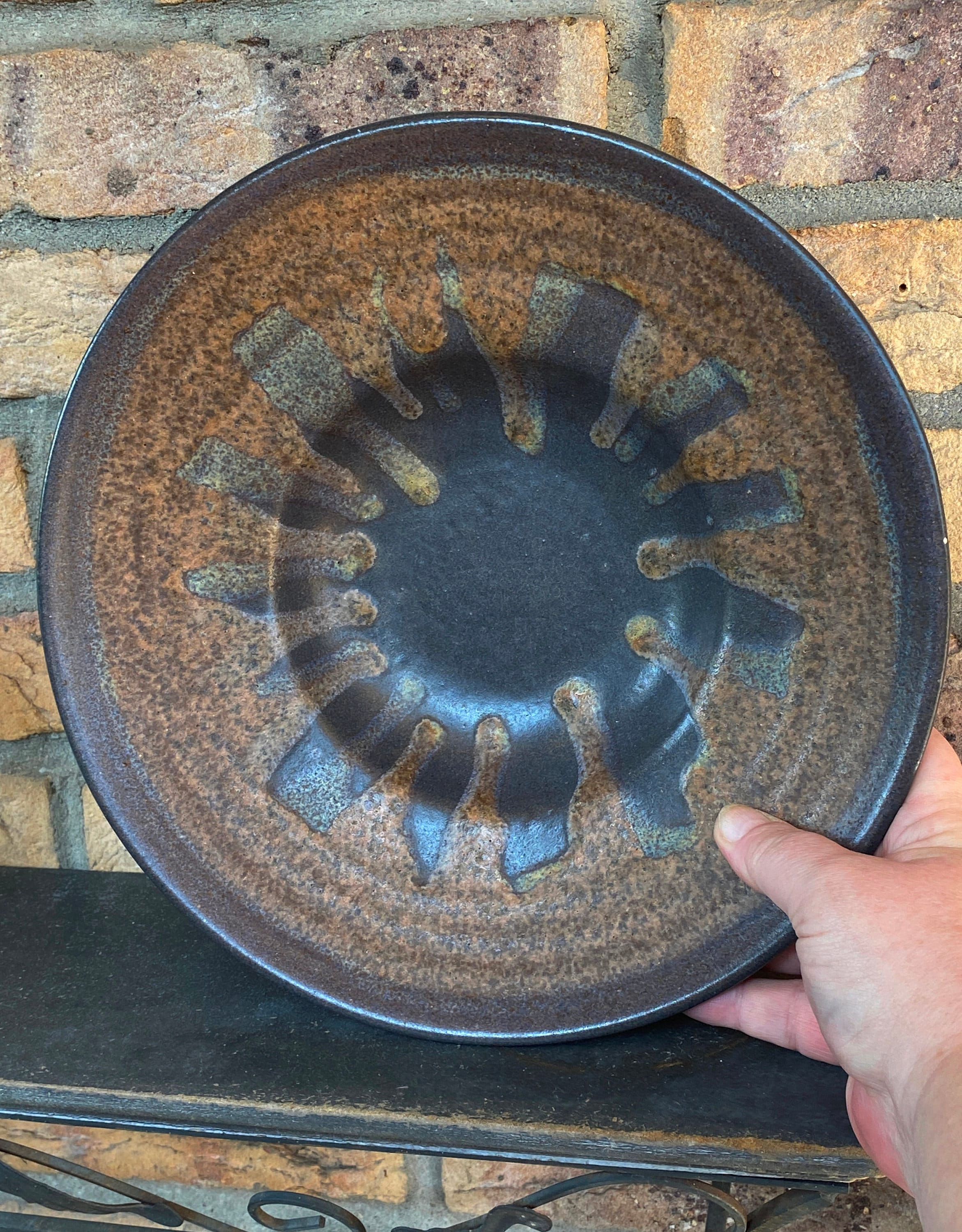 Skandinavische Studio-Keramikschale mit Sonnenmotiv
