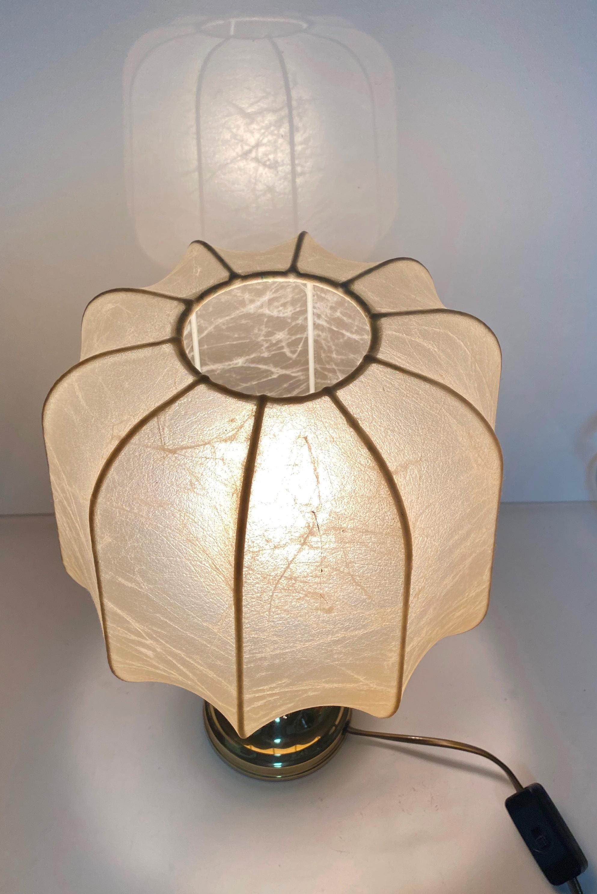 Cocoon-Tischlampe mit Messingfuß, einzeln oder als Zweierset