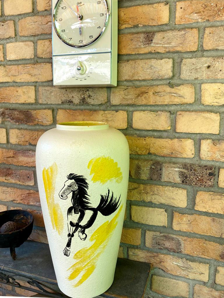 Miniaturbild: Handbemalte Keramik-Bodenvase mit Pferdemotiv