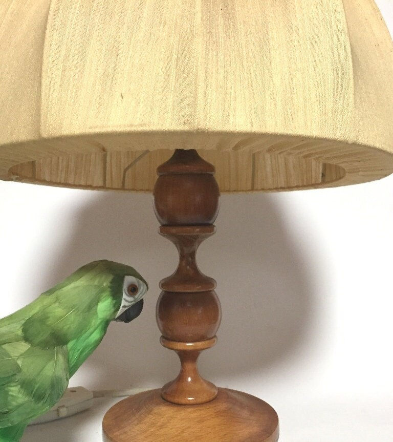 Gedrechselte Massivholz-Tischlampe mit Stoffschirm und Schleife