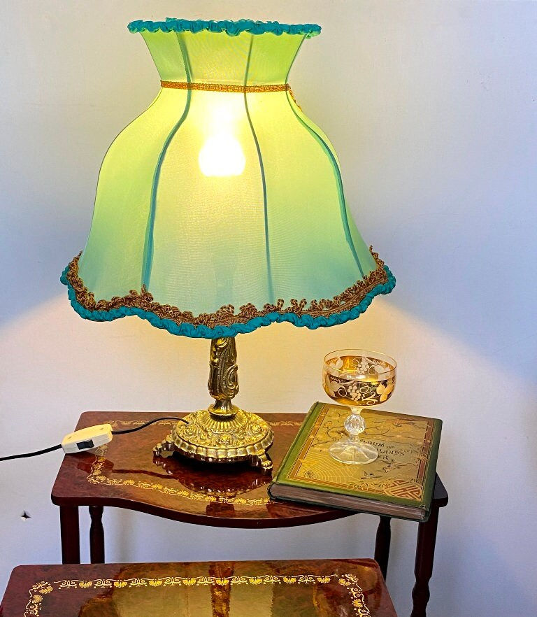 Messing-Tischlampe mit Rosen und türkisfarbenem Glockenschirm