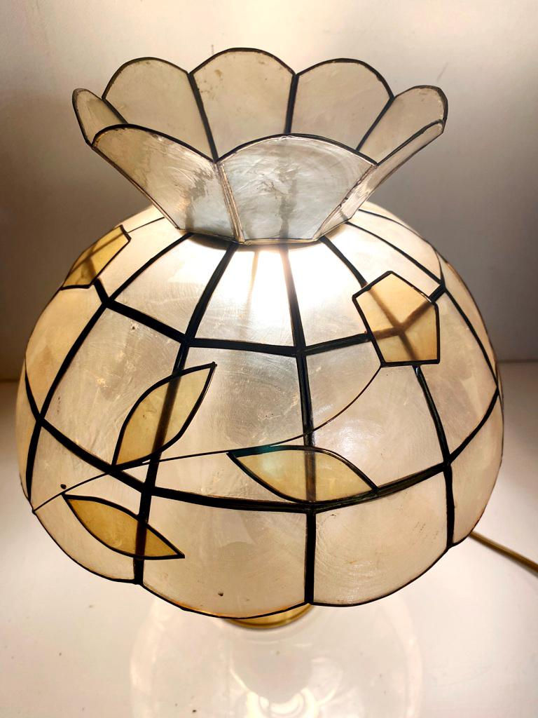 Florale Capiz-Muschel-Tischlampe im Tiffany-Stil