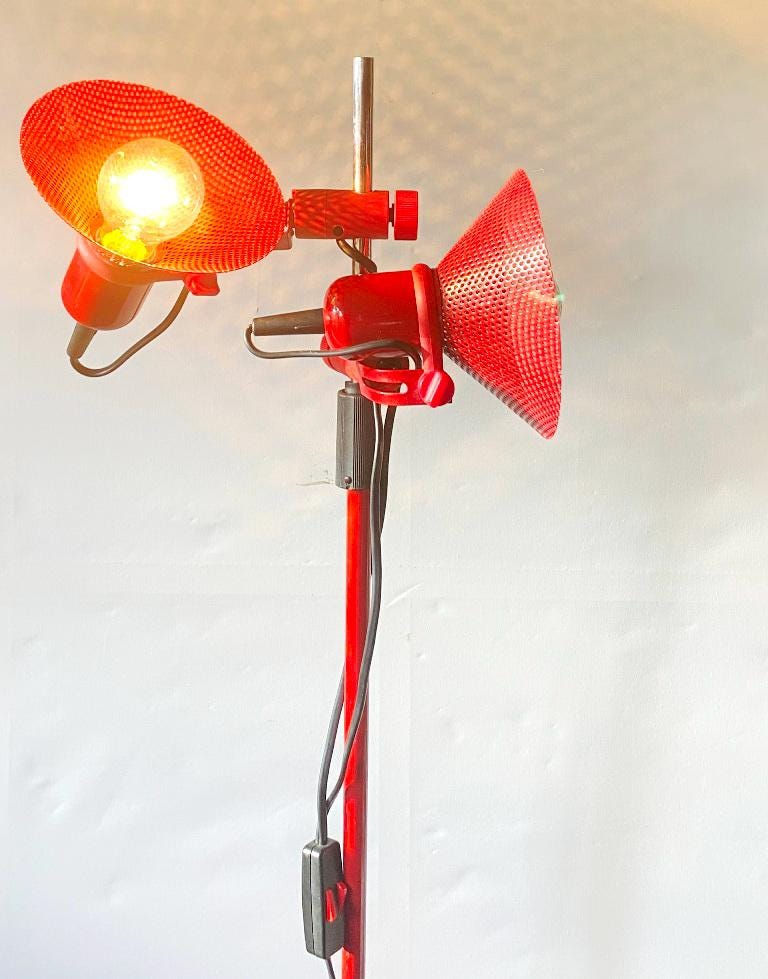 Rote verstellbare Metall-Stehlampe im Memphis-Stil