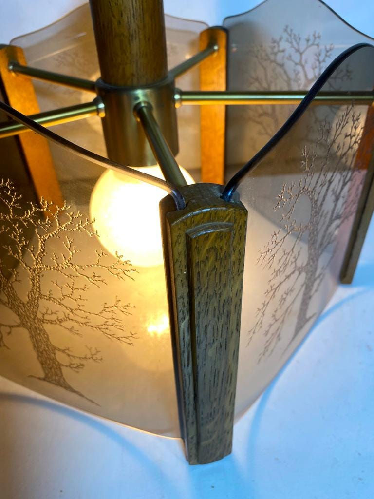 Miniaturbild: Hängeleuchte mit Rauchglas, Eiche und Baum-des-Lebens-Dekor