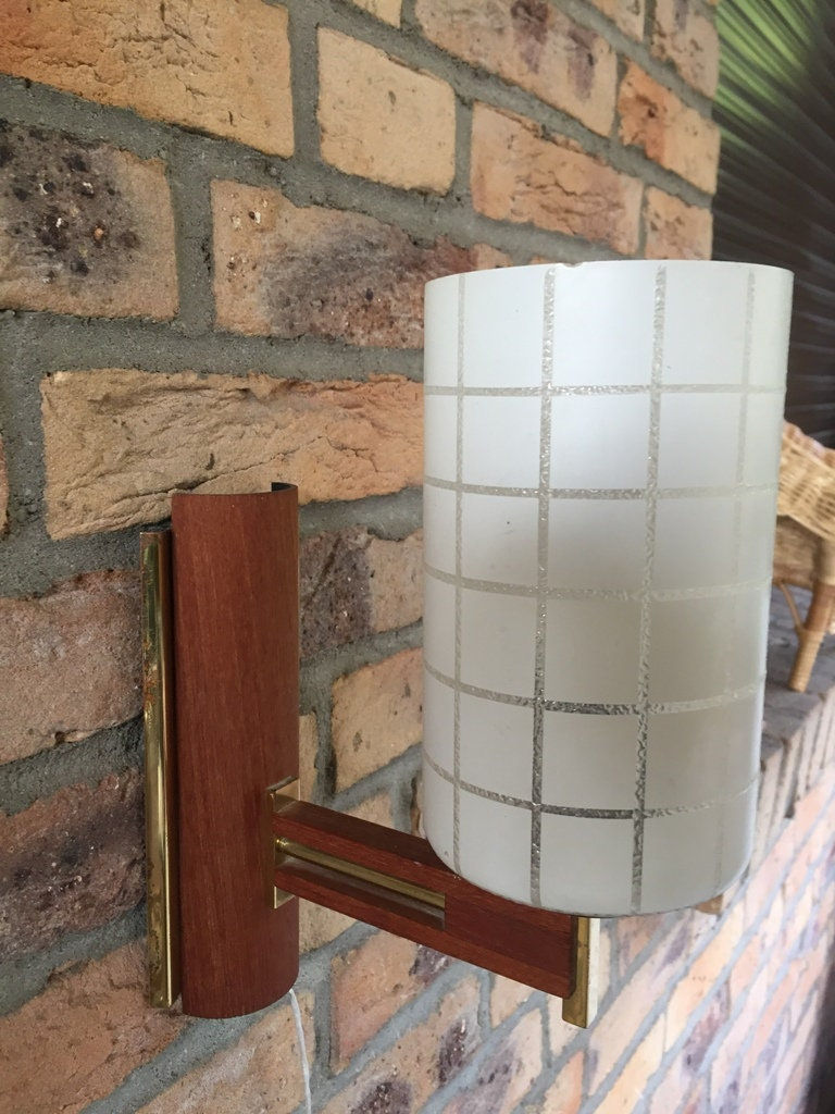 Teak-Wandleuchte mit Messing und Opalglasschirm