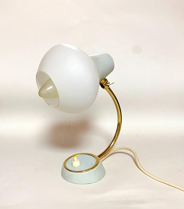 Mintgrüne Tischlampe aus Glas und Messing, 1950er