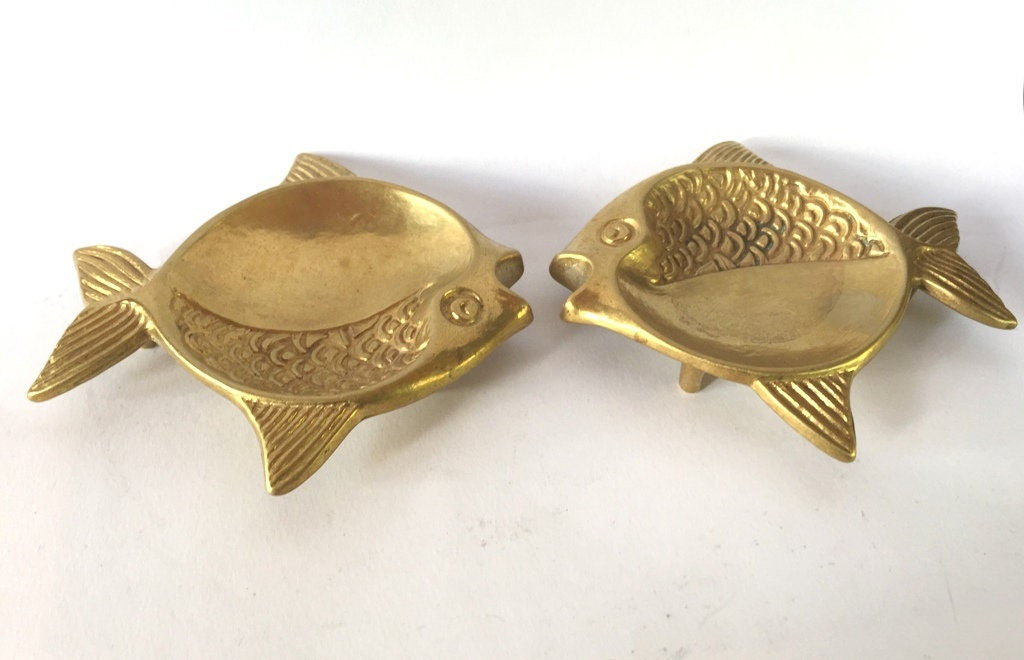 Zwei kleine Messingschalen in Kugelfischform