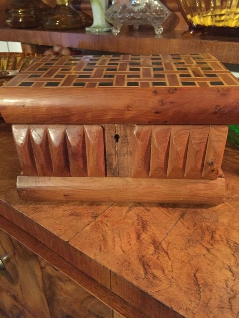 Walnuss-Holzschatulle in Buchform mit Intarsien