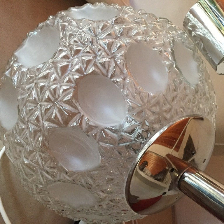 Weiße Richard-Essig-Glasleuchte mit Mondkraterdekor