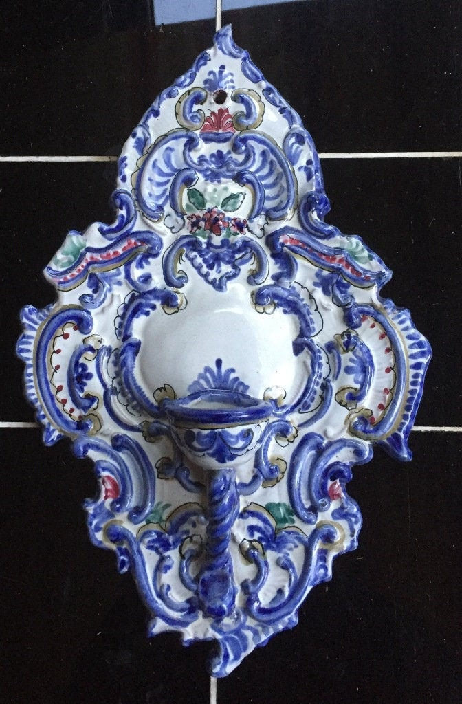 Italienische Fayence-Wandplatte als Kerzen- oder Weihwasserhalter