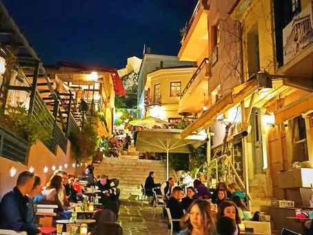 Caminar de noche en el casco antiguo de Atenas, Plaka.
