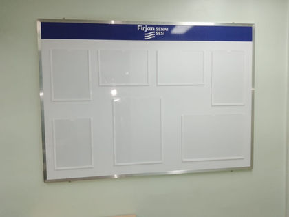 Quadro branco com displays.jpeg