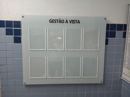 Lousa de vidro com displays 3.jpeg