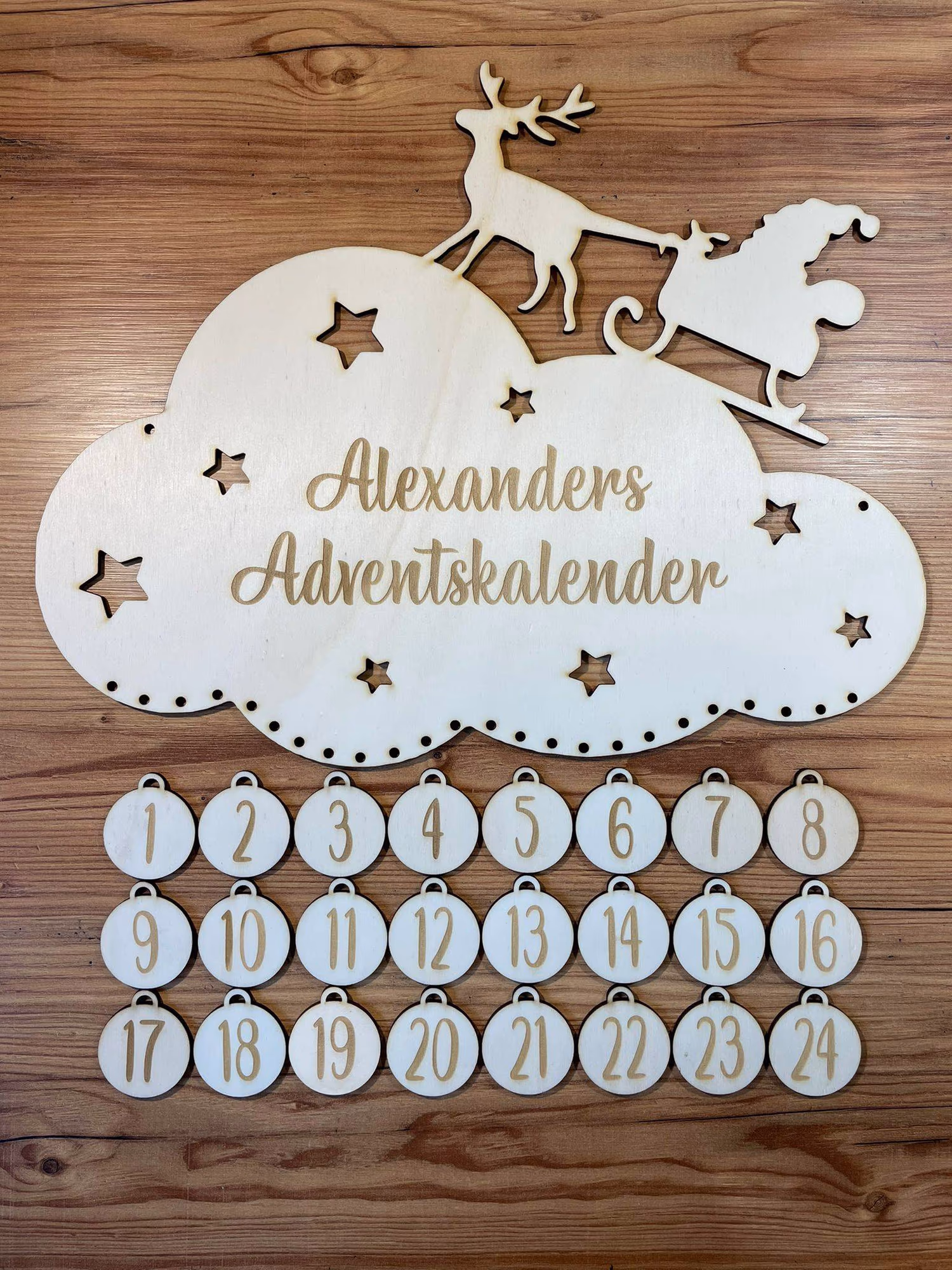 Personalisierter Adventskalender aus Holz mit Gravur – Weihnachtsdekoration