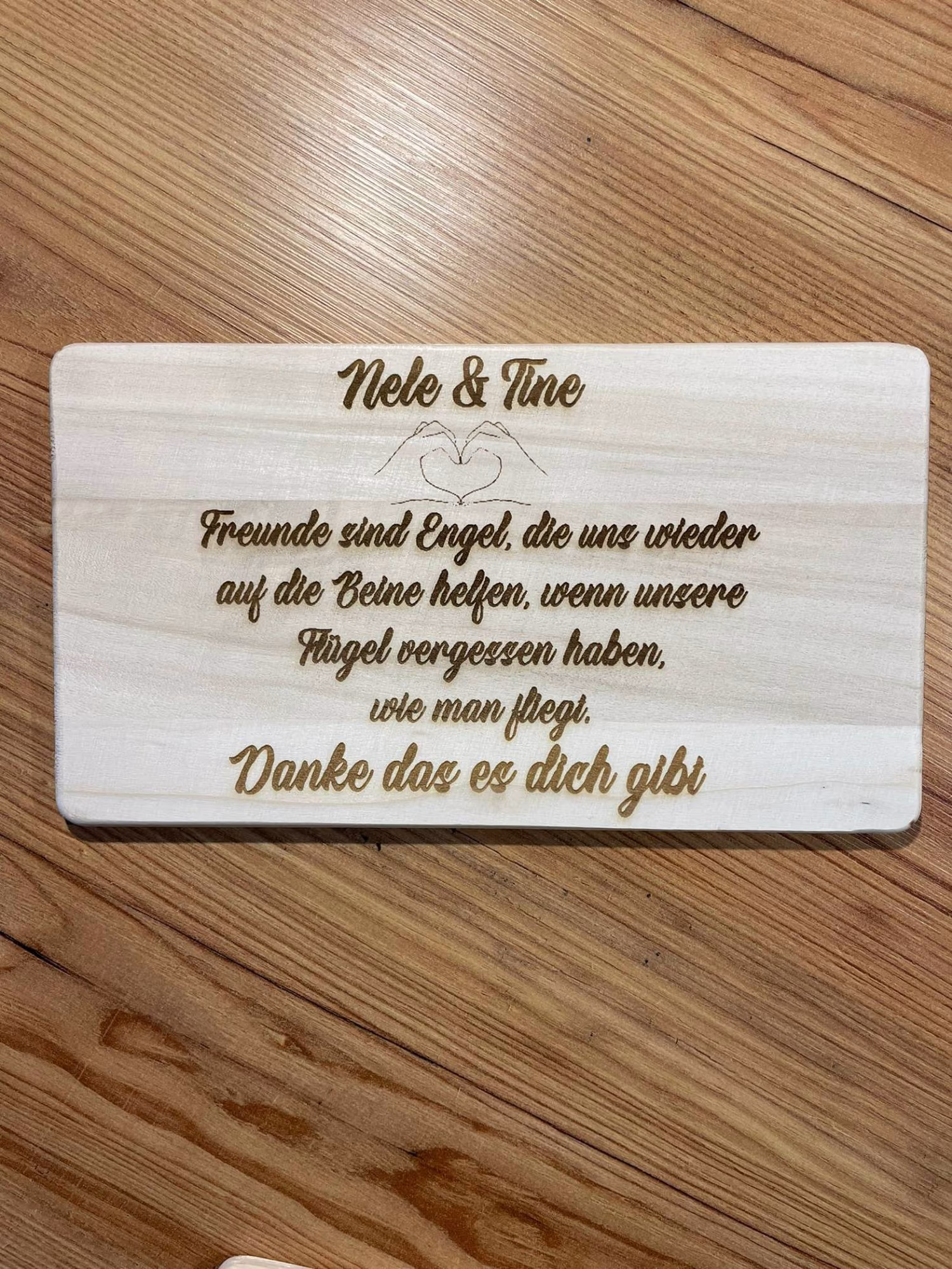 Personalisierte Frühstücksbrettchen mit Spruch und Gravur – liebevolles Geschenk für Freunde oder Familie aus Holz