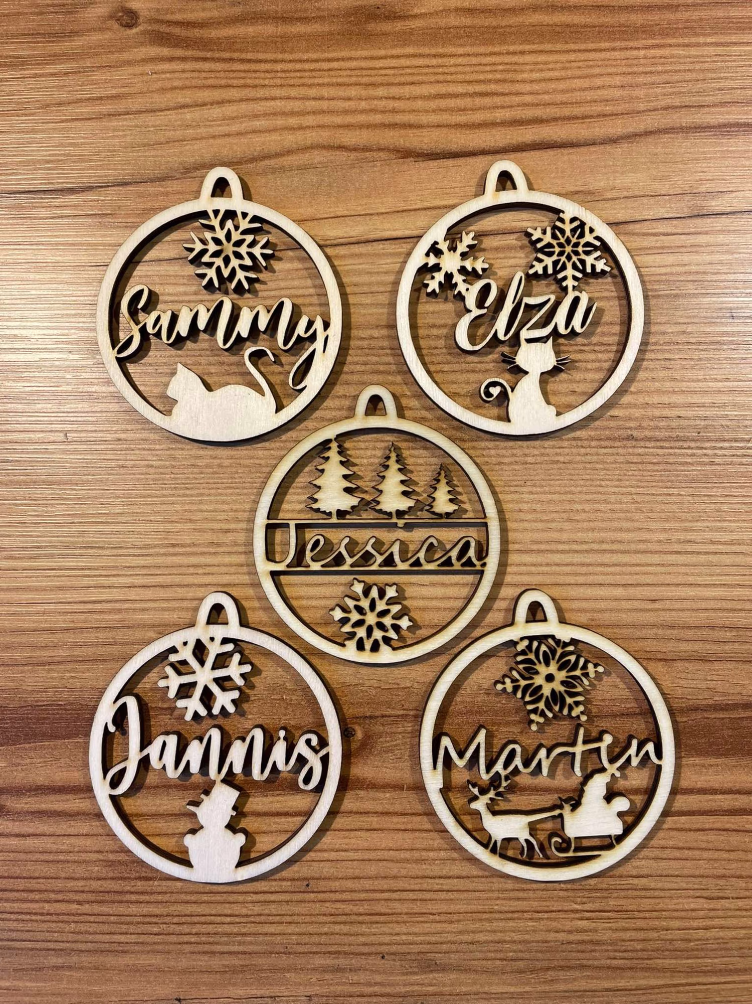 Personalisierte Weihnachtsbaumanhänger aus Holz mit Namen – individuelle Christbaumschmuck Deko