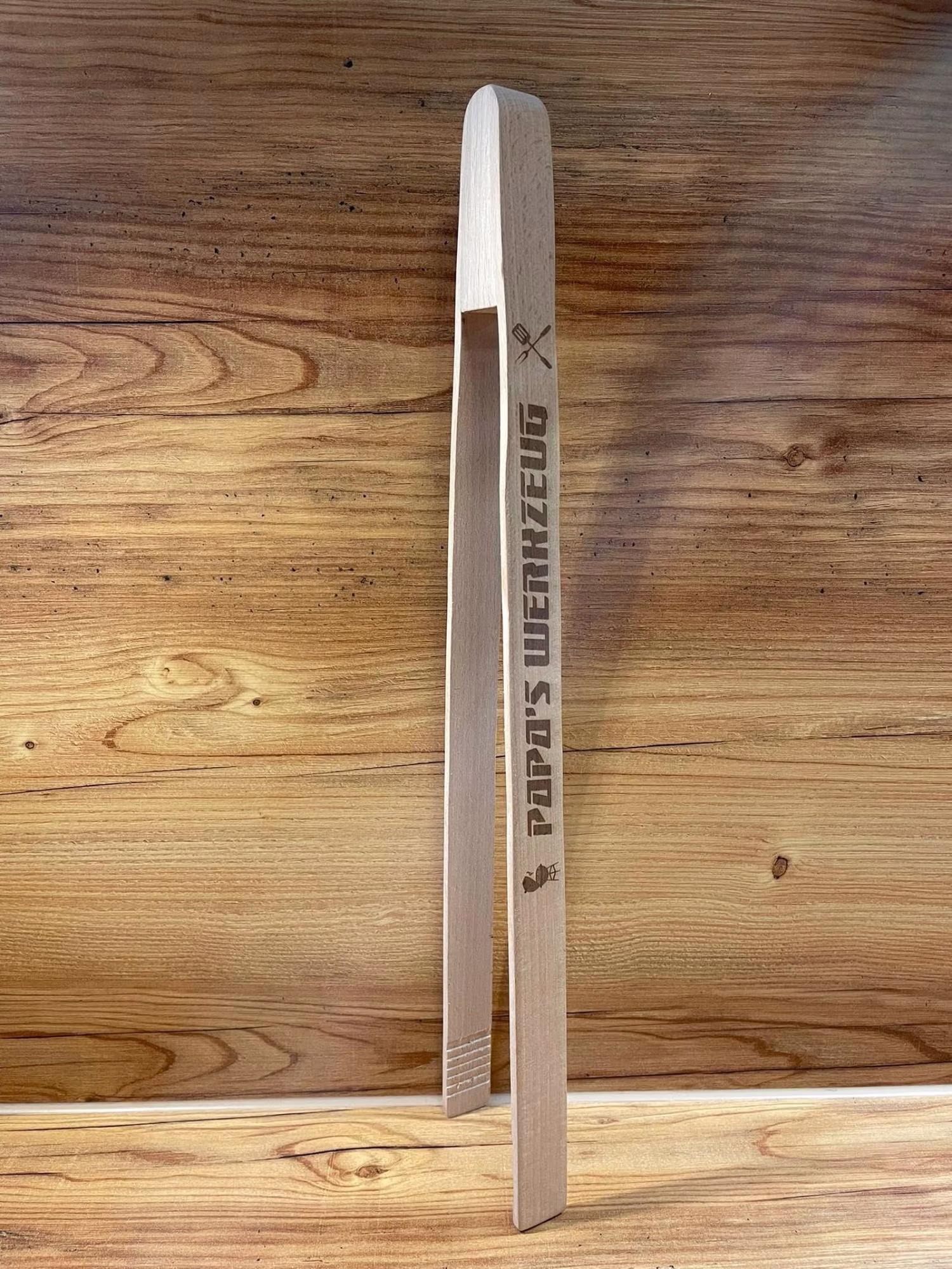 Grillzange aus Birkenholz mit Gravur – personalisiertes Geschenk für Grillfans und Handwerker
