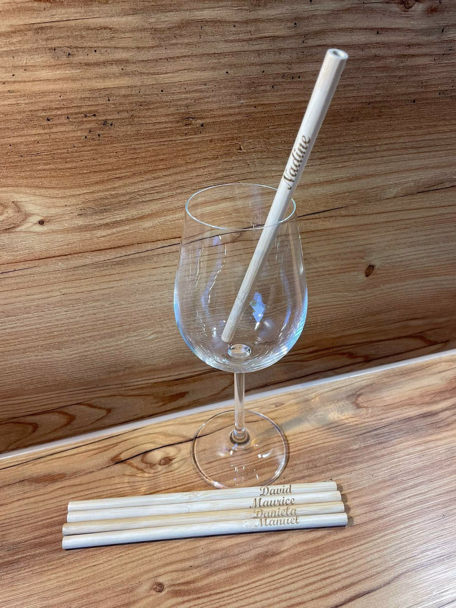 Personalisierter Bambus Strohhalm im Glas – nachhaltiges, graviertes Trinkröhrchen aus Holz als originelles Wichtelgeschenk oder Geschenkidee für Freunde und Familie