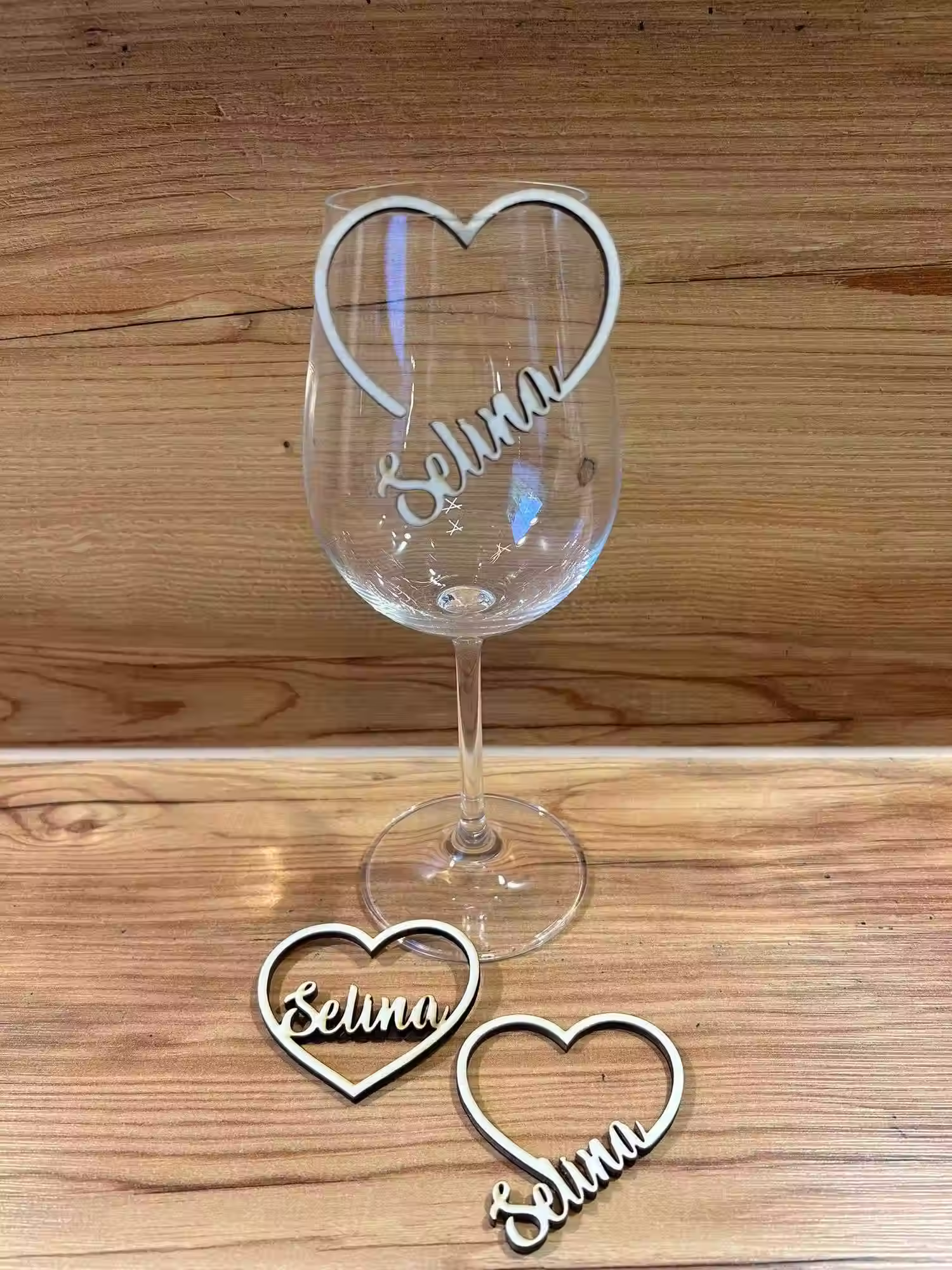 Glasanhänger Herzform personalisiert mit Name Selma am Weinglas