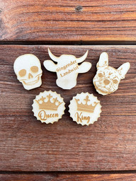 Personalisierte Flaschenabdeckungen mit Totenkopf, Kuhschädel, Rockhand und Queen-King Motiv aus Holz – kreative Geschenkidee für Partys und Festivals.