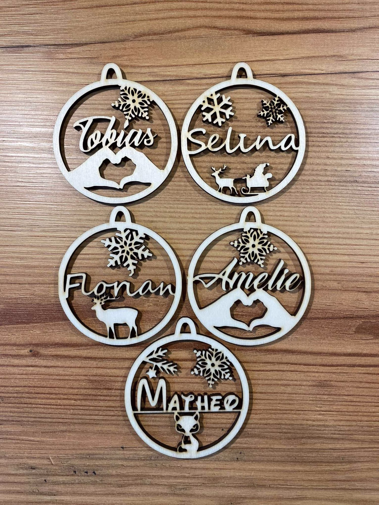 Personalisierte Weihnachtsanhänger aus Holz mit Namen – stilvolle Christbaumanhänger mit Gravur als individuelle Weihnachtsdeko von Der Holzschuppen.