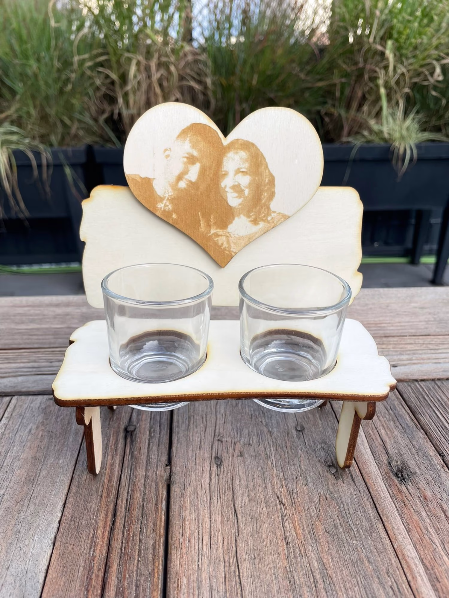 Personalisierbares Schnapsbänkchen aus Holz mit Gravur – originelles Hochzeitsgeschenk für Paare